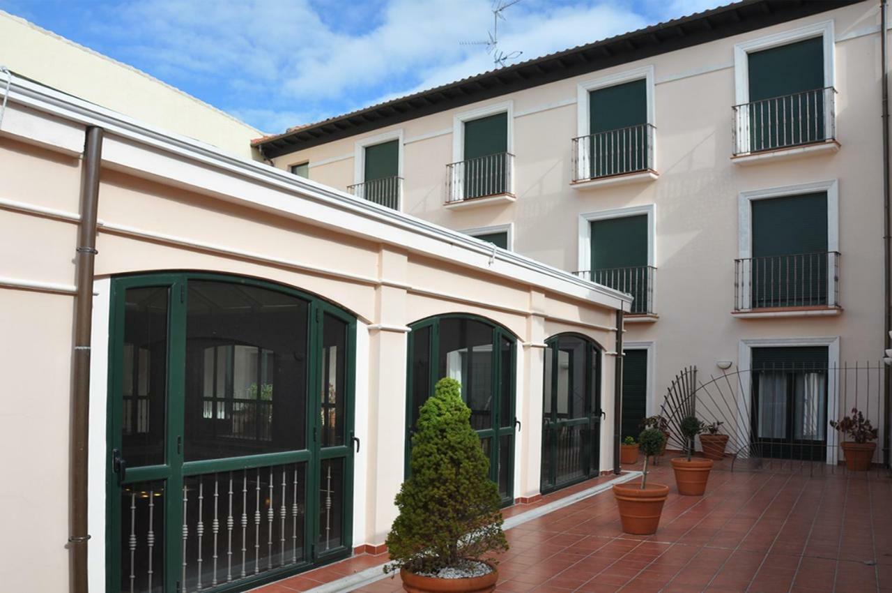 Hotel Las Cabanas Penaranda de Bracamonte Exterior photo